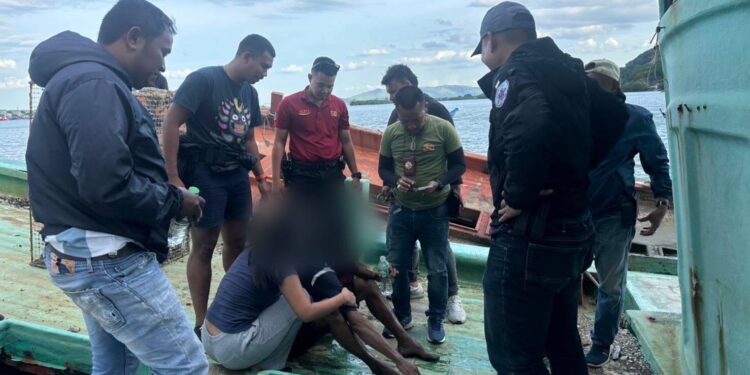 ตามรวบผู้ต้องหาพยายามฆ่า หลบซ่อนในซากเรือกลางทะเลสาบ