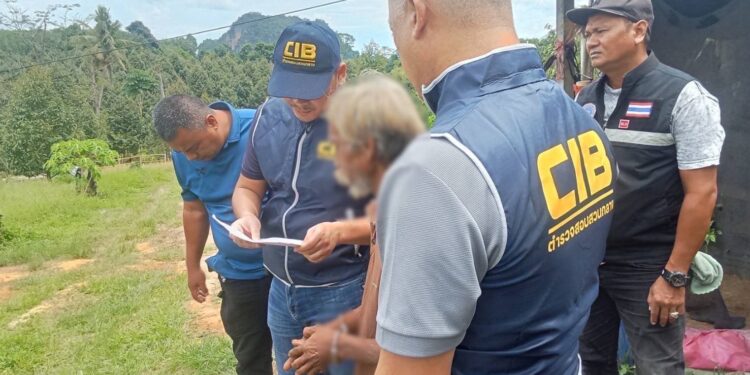 รวบลุงโหด หมายจับปฏิทิน ตร. ข้อหา “ฆ่าผู้อื่นโดยเจตนา” หนีกบดานบนภูเขา จังหวัดสุราษฎร์ธานี กว่า 10 ปี