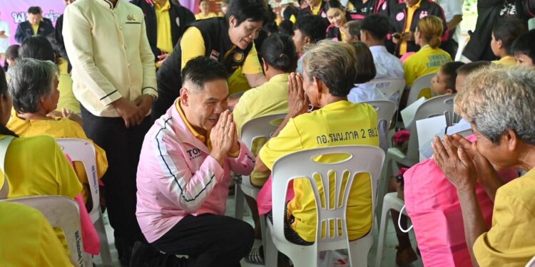 “วราวุธ” นำ ทีม พม.-สหวิชาชีพ ลงพื้นที่ อ.น้ำยืน-อุบลราชธานี ให้กำลังใจ เด็ก เยาวชน ผู้สูงอายุ ย้ำ กางแผนที่-ชี้พิกัด รุดช่วย พี่น้องกลุ่มเปราะบาง หากเกิดเหตุฉุกเฉินชายแดน