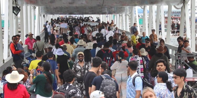 ท่องเที่ยวพัทยาคึกคัก หยุดยาวต่อเนื่อง 4 วัน นักท่องเที่ยวไทย-เทศ แห่พักผ่อนเกาะล้าน ส่งผลให้ ท่าเทียบเรือแหลมบาลีฮายหนาแน่น ด้านผู้ประกอบการเรือ โดยสารยังคงให้บริการค่าโดยสารราคาเดิม