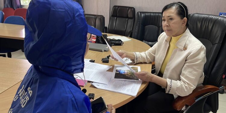 ปทุมธานี ย่าหอบลูกหลานร้อง“ปวีณา” ทนทุกข์นานกว่า 5 ปี โรงงานผลิตแท้งน้ำบาดาล-ประปา ทำเดือดร้อนส่งเสียงดังและส่งกลิ่นเหม็น ฝุ่นคลุ้งตลอดทั้งวัน