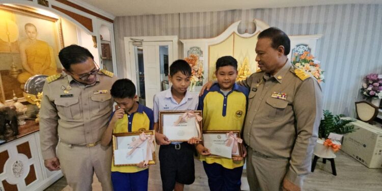 ปทุมธานี นายกเทศบาลเมืองท่าโขลงพร้อมคณะผู้บริหารมอบทุนการศึกษาให้เด็กนักเรียน 3 คนที่ทำความดีช่วยหญิงตกน้ำขึ้นฝั่งอย่างปลอดภัย