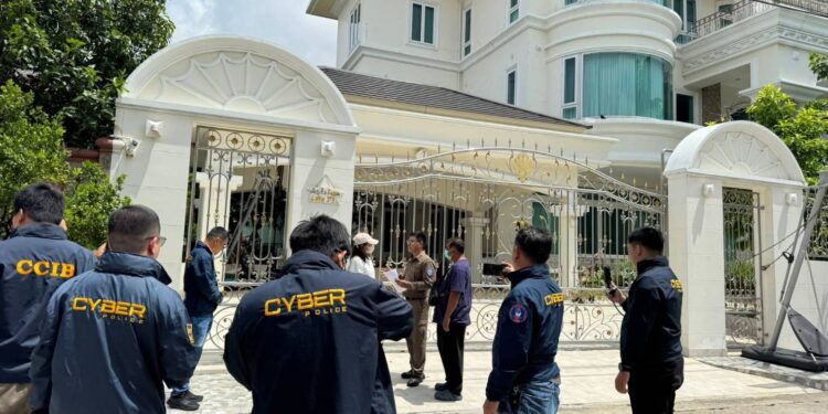 ตำรวจไซเบอร์ตรวจค้นเป้าหมายหลังศาล ออกหมายจับ ลูกสาว-ลูกชาย 3 คน ของนายก๊กอาน พัวพันอาชญากรรมข้ามชาติแก๊งคอลเซนเตอร์