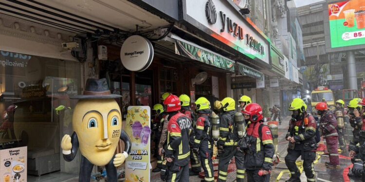 เพลิงไหม้รับอรุณย่านสยามสแคว