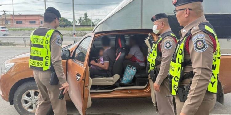 สกัดจับรถสวมทะเบียนเป็นรถแฝด ลักลอบขนแรงงานต่างด้าว