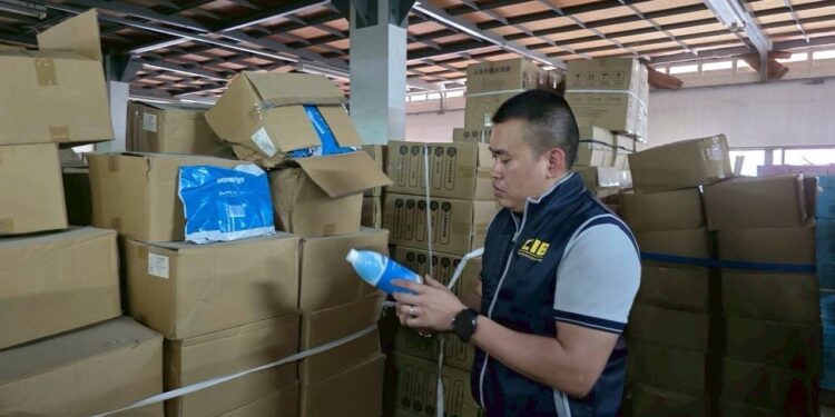 เตือนอันตรายอาจเสียชีวิต ผู้ใช้น้ำยาล้างท่อน้ำทำความสะอาด ตำรวจสอบสวนกลาง(CIB) ร่วม อย. บุกค้นโกตังซุกวัตถุอันตรายใช้ในครัวเรือน-เครื่องสำอางเถื่อนลักลอบนำเข้า เครียมส่งชายผู้ปรับริโภค ยึดของกลางกว่า 4 แสนขึ้น มูลค่ากว่า 20 ลำ