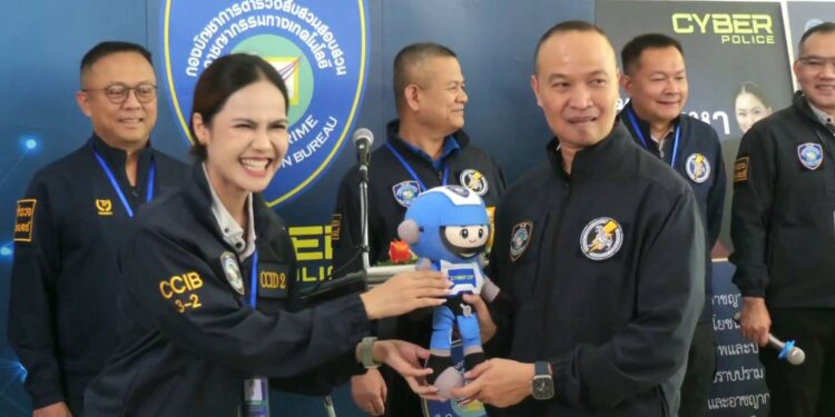 ไซเบอร์อรรถขอบคุณแฟนเพจตำรวจไซเบอร์ตัวยงมอบตุ๊กตาน้อง Cyber Cop สุดคิวท์เป็นของขวัญ พร้อมขอประชาชนอย่าหลงเชื่อเพจปลอมหลอกคืนเงินผู้เสียหาย