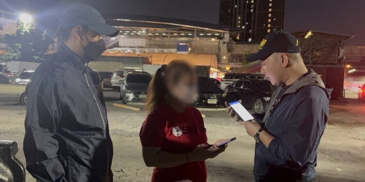 รวบสาวไทยถูก แก๊งคอลเขมรฯ เนียนเป็นฝรั่งสายเปย์ หลอกให้รัก-หลอกให้เปิดบัญชีม้า อ้างโอนเงินให้เพื่อใช้อยู่ด้วยกัน สุดท้ายโดนหมายจับบัญชีม้า