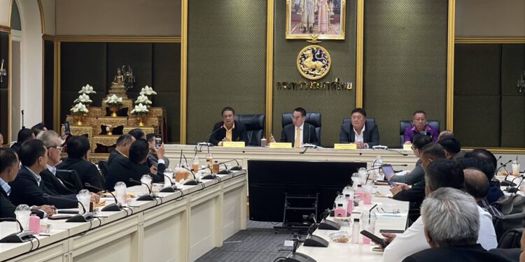 3 สมาคมฯใหญ่ตบเท้าเข้าพบ มท.3 ยื่นหนังสื่อทวงถามเทงบ1.57แสนล้านกระจุกตัวอย่างไม่เป็นธรรม