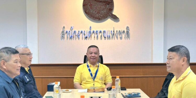 ‘บิ๊กอ้อ’ ประชุมคณะทำงานตรวจสอบความถูกต้อง และจัดเก็บรวบรวมหลักฐานการประชุมประชาคมของกองทุนหมู่บ้านและชุมชนเมือง