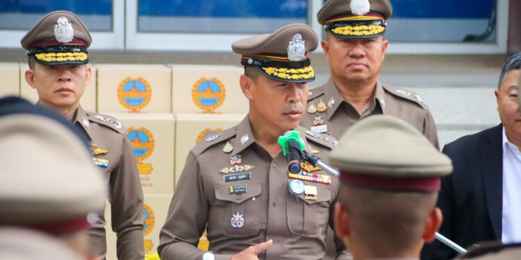 น.1.และชมรมแม่บ้านตำรวจนครบาล, คณะ กต.ตร.กทม.มอบถุงยังชีพแก่ข้าราชการตำรวจ สน.เทียนทะเล