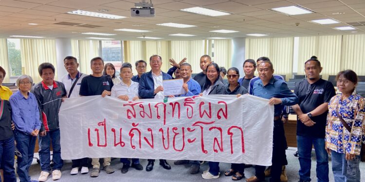 ลักลอบนำกากอุตสาหกรรมจากโรงงานรถบรรทุกพร้อมพ่วง จำนวน 4 คัน จำพวกเศษพลาสติกบดย่อย สายไฟบดย่อยเยื่อกระดาษกองถม มาทิ้งไว้ในบริเวณพื้นที่ บ่อลูกรังเก่า ในพื้นพื้นที่ 2 ไร่ 1 งานความลึก 7 เมตร มีปริมาตรรวม 6,000 ลบ.ม.หมู่ที่7 ตำบลบ้านนา อำเภอกบินทร์บุรี” ขณะกลุ่มปราจีนเข้มแข็งบุกยื่นประท้วง EEC และม.ธรรมศาสตร์ ไม่เอาEEC กลัวปราจีนฯเป็นที่ทิ้งขยะพิษโลก!