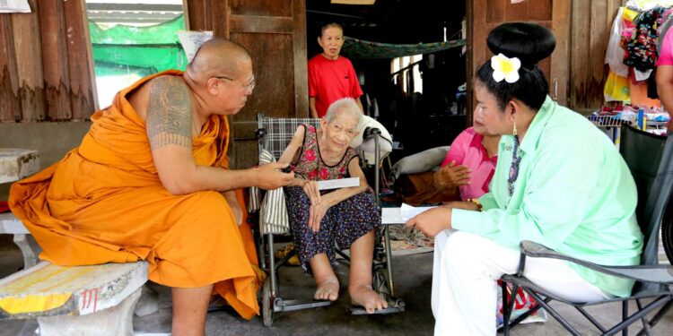 หลวงพี่น้ำฝน เคลื่อนทัพบุญวัดไผ่ล้อม พระอารามหลวง ลงพื้นที่มอบปัจจัย เครื่องยังชีพ 15 หมู่บ้าน 55 บ้าน กลุ่มเปราะบาง