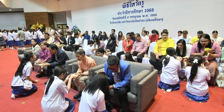 สาธิต มหาวิทยาลัยศิลปากร (มัธยมศึกษา) จัดพิธีไหว้ครู และสานสัมพันธ์น้องพี่ 2568