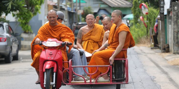 หลวงพี่น้ำฝน นำคณะสงฆ์นั่งซาเล้งแบกเตียง ช่วยพนักงานเก็บขยะ นอนป่วยติดเตียง