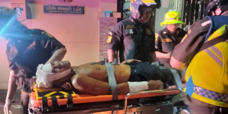 นนทบุรี หนุ่มก่อสร้างสุดทนถูกลุงวัย61ปีแซวแรง จะข่มขืนเมีย คว้ามีดเคียวฟันหัวสาหัส