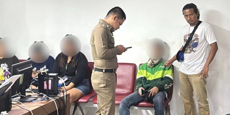 “บูม ขุนแผนไรเดอร์” ถูกหญิงสาวกว่า 5 รายรวบตัวนำส่งตำรวจ หลังถูกหลอกคบหา ข่มขู่ด้วยคลิปลับ และทำร้ายร่างกาย เหตุเกิดคืนวันที่ 12 ก.ค. 2568