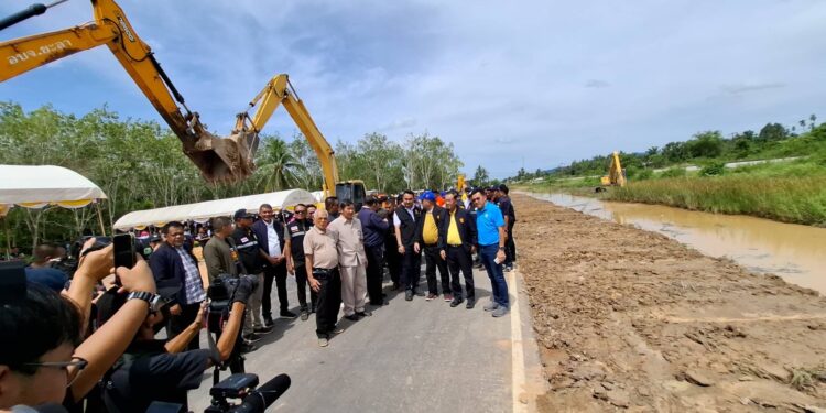 ประธานรัฐสภา เปิดกิจกรรม kick off การปฎิบัติงานเครื่องจักรกลเพื่อแก้ไขปัญหาอุทกภัย ในพื้นที่ อ.รามัน – อ.เมืองยะลา จ.ยะลา