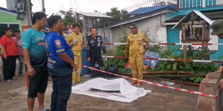 นนทบุรี หนุ่มดาวน์ซินโดรม วัย 18 ปี ลื่นตกคลอง ประดาน้ำเร่งค้นหา แม่เผยชอบเดินเล่นเคยตกน้ำก่อนหน้านี้แต่มีคนช่วยทัน