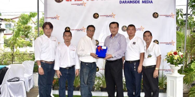 อนันต์ นายก สภท. ร่วมแสดงความยินดี ทำบุญเลี้ยงพระบริษัท ดาราอินไซด์ มีเดีย เพื่อความเป็นสิริมงคล