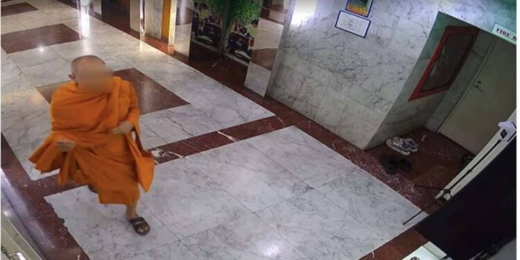 อดีตรอง ผบ.ตร. ห่มจีวรลอบบุกอาคาร ขโมยสมุดเช็ค-เอกสาร 2 บริษัทดังกลางสีลม