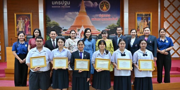 นครปฐม  วธ.นครปฐมนำนักเรียนรับรางวัลการประกวดเยาวชนต้นแบบด้านมารยาทไทยและมารยาทในสังคม                                                    เมื่อวันที่ 18 กรกฎาคม 2568 เวลา 09.00 น.ที่ผ่านมา ผู้สื่อข่าวรายงานว่าที่ห้องพิมานปฐม ชั้น 5 ศาลากลางจังหวัดนครปฐม จังหวัดนครปฐม