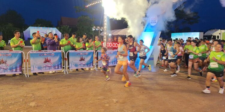 สมุทรปราการ-ท่องเที่ยวและกีฬาจังหวัดสมุทรปราการจัดโครงการส่งเสริมการท่องเที่ยวเชิงสร้างสรรค์ “วิ่งไป เที่ยวไป วิถีชีวิตภาคกลางปริมณฑล” เส้นทางจังหวัดสมุทรปราการ –เมื่อเวลา 05.30 น.วันที่ 20 ก.ค.68 ที่ลานอเนกประสงค์ตลาดน้ำบางน้ำผึ้ง ต.บางน้ำผึ้ง อ.พระประแดง จ.สมุทรปราการ