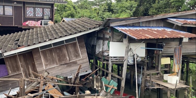 นนทบุรี ระทึก ! บ้านไม้สองชั้นทั้งหลังริมน้ำเจ้าพระยาพังครืน หลังเจอพายุฝนลมแรง