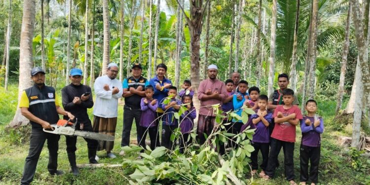 จนท.ฝ่ายปกครอง จับมือ ผู้นำศาสนา พื้นที่ อ.รามัน จ.ยะลา ให้ความรู้โทษภัยของยาเสพติด ให้กับเด็กๆโรงเรียนตาดีกา และร่วมใจตัดโค่นต้นพืชกระท่อม ต้นตอของยาเสพติด ขับเคลื่อนปฏิบัติการ 120 วัน