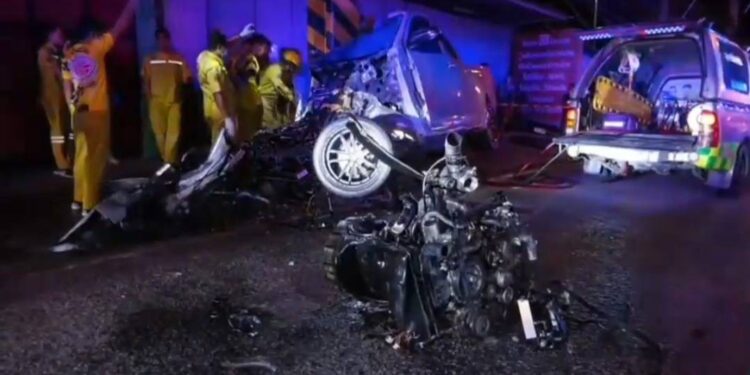 หนุ่มวัย 29 ปีขับกระบะมาด้วยความเร็วเสียหลักหมุนฟาดกับเสาไฟฟ้ารถพังยับเยินเครื่องหลุดกระเด็นเสียชีวิตคา ซากรถ