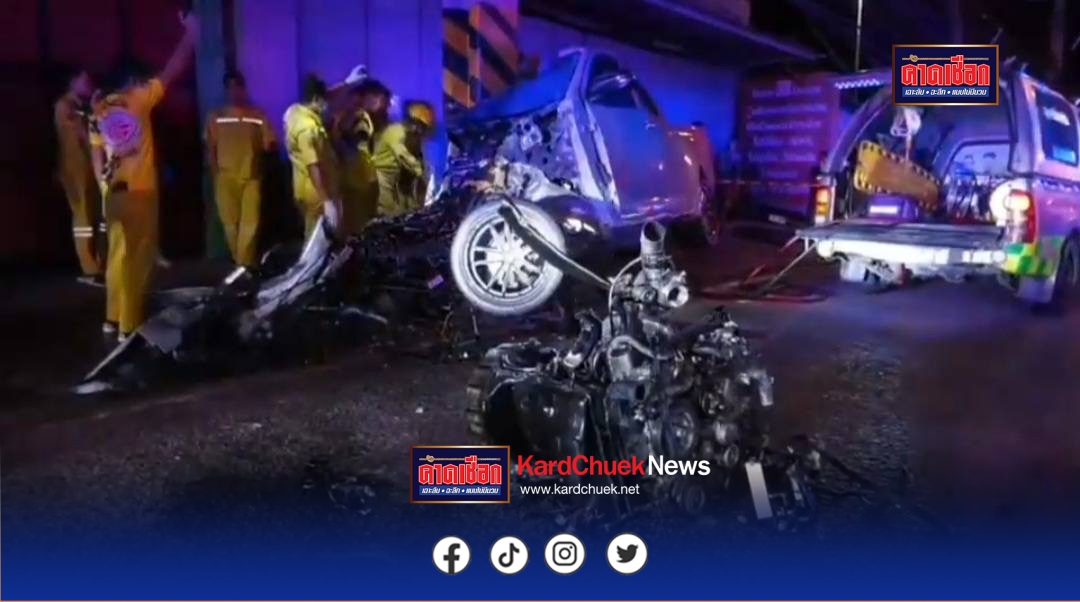 หนุ่มวัย 29 ปีขับกระบะมาด้วยความเร็วเสียหลักหมุนฟาดกับเสาไฟฟ้ารถพังยับเยินเครื่องหลุดกระเด็นเสียชีวิตคา ซากรถ