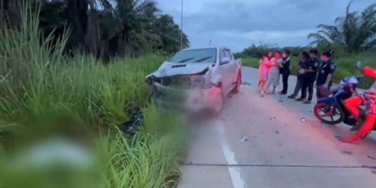 หนุ่มวัย 35 ปีขี่ จยย.มาตามทางถูกรถกระบะที่วิ่งเลนสวนกินเลนพุ่งชนประสานงาเสียชีวิตคาที่ส่วนคนขับกระบะทิ้งรถหลบหนี