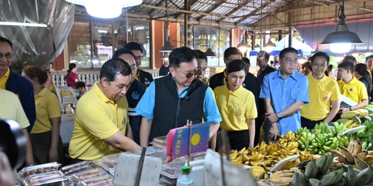 นครปฐม 260768พาณิชย์ หนุนเศรษฐกิจฐานราก ลงพื้นที่ตลาดดอนหวาย ติดตามสถานการณ์การจำหน่ายสินค้า – ชวนประชาชนเที่ยว “ตลาดต้องชม” ทั่วประเทศ