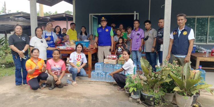 สถานการณ์ ผู้อพยพ จากจังหวัดสระแก้วดึกนี้ทะลัก!ข้ามจังหวัดมาปราจีนบุรีอีก 113คน รวมเพิ่ม 142 คนขณะหมอยาไทยจาก จ.สุรินทร์หมอไทยดีเด่นแห่งชาติ 2559   ผู้ถ่ายทอดองค์ความรู้สมุนไพรหมอยาพื้นบ้านในภูมิภาค จ.สุรินทร์2559 พร้อม นักศึกษาวิทยาลัยการแพทย์แผนไทย ชั้นปีที่4  รวม 4 คน  ที่ไปฝึกงาน จ.สุรินทร์มูลนิธิโรงพยาบาลเจ้าพระยาอภัยภูเบศร ในพระอุปถัมภ์ฯรับกลับมาถึงปราจีนฯแล้ว