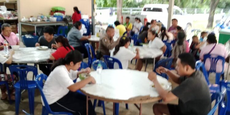 ผู้อพยพหนีการสู้รบจากสระแก้วทยอยมาปราจีนบุรีเพิ่มยอดพรึ่บ! 147 คน และเพิ่มขึ้น ๆ ขณะทาง จ.ปราจีนบุรีตั้งศูนย์พักพิงรองรับ รวม 8 แห่งในวันหยุดยาวต่อเนื่อง ย่านที่ตั้งโรงงานอุตสาหกรรม 304 , นิคมอุตสาหกรรมโรจนะใหม่ มีโรงงานมากกว่า 1,000 แห่ง หนุ่ม –สาวฉันทนาจากโรงงานต่าง ๆ ได้ร่วมใจนำอาหาร ข้าวสาร น้ำดื่มสะอาด มาบริจาคจำนวนมาก ให้กับเจ้าหน้าที่ 2 หน่วยกู้ภัยฯ ให้ส่งต่อแก่ประชาชน ที่ได้รับผลกระทบจากสถานการณ์ชายแดนไทย-กัมพูชา