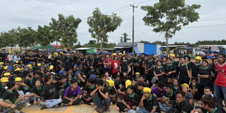 (คืบหน้า) -กลุ่มลูกจ้างชาวพม่า 100 กว่าคน บริษัท บริษัท จง ซิน อีโคแวร์ เทคโนโลยี (ไทยแลนด์) จำกัด ร่วมกลุ่มกันประท้วงนายจ้างโรงงานจีน สาเหตุเนื่องจาก พบว่า บริษัทฯ ยังไม่มีการจัดการเรื่องสิทธิในการรักษาพยาบาลให้แก่ลูกจ้างชาวเมียนมาร์ เนื่องจาก คืนที่ผ่านมา ลูกจ้างชาวเมียนมาร์ รายนิ่งได้รับบาดเจ็บสาหัส จากเครื่องจักร เมื่อไปถึงโรงพยาบาล ทราบว่า ลูกจ้างรายนั้น ไม่มีสิทธิรักษาจึงทำให้คนงานที่อยู่ในโรงงานมาร่วมกลุ่มประท้วง ถามว่าบริษัทนี้มีสิทธิรักษาโรงพยาบาลหรือไม่ ล่าสุดลูกจ้างรายที่ได้รับบาดเจ็บเบื้องต้นทราบว่าเสียชีวิตแล้ว