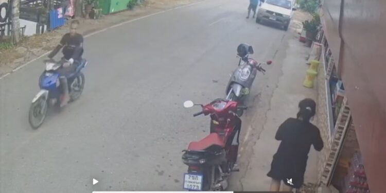 ตามจับหนุ่มโรคจิตซิ่งจยย.ล่าจับนมเน้น นศ.-สาวโรงงานต่อเนื่อง 6 รายรวด ระบุออกล่าเหยื่อในช่วงกลางคืนถึงเช้ามืดแจงคนร้ายได้เลียนแบบมาจากภาพยนตร์ฝรั่งที่หลังก่อเหตุแล้วจะสามารถหลบหนีตำรวจหรือถูกจับกุมได้หรือไม่แจ้งข้อหา กระทำอนาจารแก่บุคคลอายุกว่าสิบห้าปี โดยผิดกฎหมาย พร้อมขอกลาง รถที่ใช้ขับขี่ขณะก่อเหตุ เป็นรถจักรยานยนต์จำนวน 2 คัน