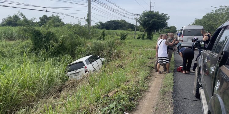 รองเทน ตำรวจดาราลงไปช่วยรถเกิดอุบัติเหตุย่านสภ. วังสะพุงจังหวัดเลย