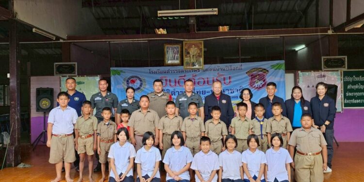 มูลนิธิตำรวจไทย-นานาชาติ มอบถังเก็บน้ำขนาด 2,000 ลิตร จำนวน 12 ถัง พร้อมด้วย ข้าวสาร จำนวน 10 กระสอบ เครื่องครัว อุปกรณ์กีฬา กระเป๋าเป้ ขนมต่างๆ และเลี้ยงอาหารกลางวันและไอศกรีม สร้างความสุขให้น้องๆ ได้อิ่มอร่อยและมีความสุขอย่างถ้วนหน้า ตามกิจกรรมโครงการ “เติมใจให้กัน ปันสุขให้น้อง รร.ตชด.”