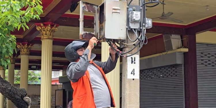 นนทบุรี เปิดใจ ลุงเชาว์ใจบุญช่วยบริจาค 1 หมื่นบาท หลังเห็นข่าววัดถูกตัดไฟฟ้า-น้ำ หลังค้างชำระ 3 เดือน ขณะเจ้าหน้าที่การไฟฟ้าเข้าต่อไฟแล้วใช้งานได้ตามปกติ