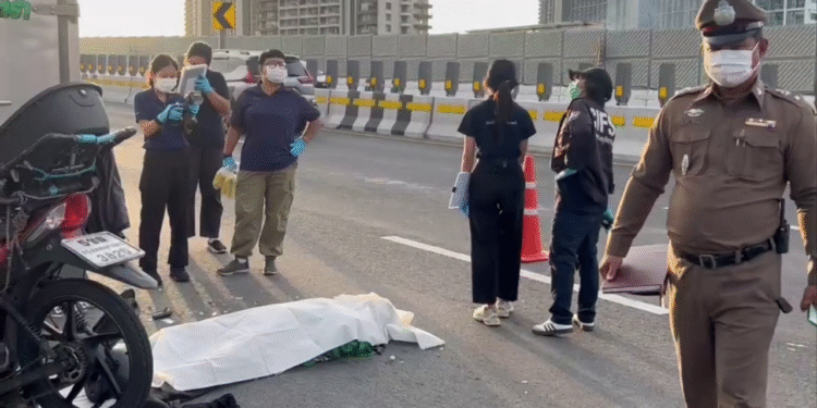 นนทบุรี ไรเดอร์วัย 56 ปี ขับขี่รถจยย.พุ่งชนท้ายรถกระบะตู้ทึบจอดเสียบนสะพานพระนั่งเกล้า เสียชีวิต