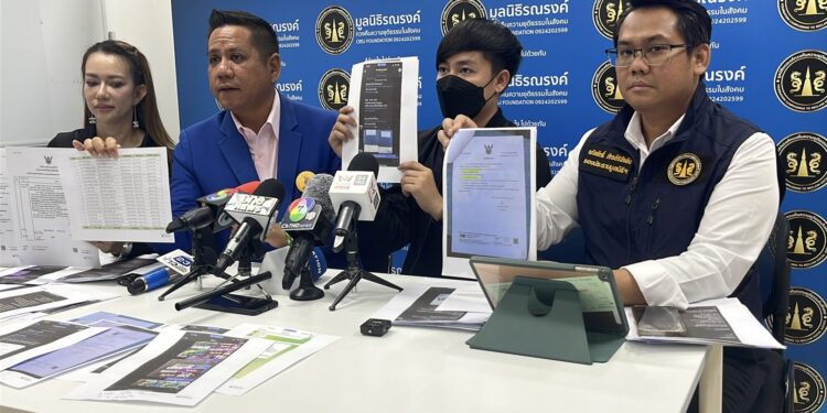 หนุ่มอินฟลูเอ็นเซอร์ชื่อดังร้องมูลนิธิ แฉขบวนการจัดหาบัญชีม้า มีภรรยาของนายตำรวจเป็นตัวบงการ สอนวิธีหนีตำรวจ แอบอ้างเบื้องสูง – แม่ทัพภาค 2 หากใครจะถอนตัว ต้องจ่ายเงิน 200,000 บาท ซ้ำขู่ฆ่าครอบครัว