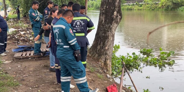 นนทบุรี สลด ผู้จัดการโชว์รูมรถยนต์ ถูกเมียยิงเสียชีวิตบนที่นอน ก่อนขับรถออกมาจากบ้านยิงตัวเองตายตาม ทิ้งร่างลงคลองมหาสวัสดิ์