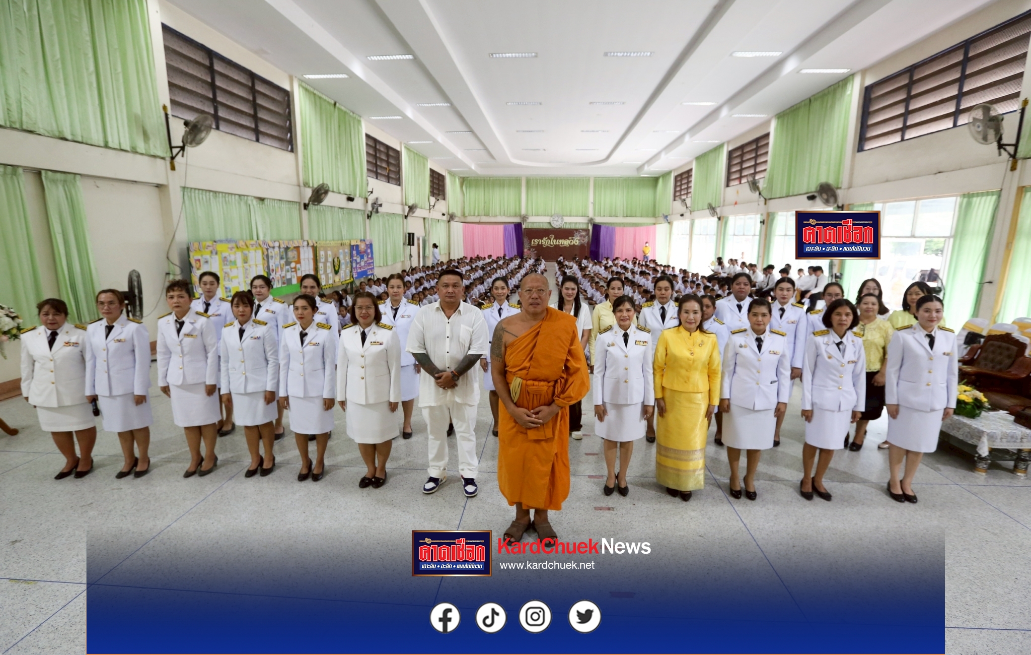 คณะสงฆ์ วัดไผ่ล้อม พระอารามหลวง จังหวัดนครปฐม นำข้าราชการ ครูนักเรียน 2 โรงเรียน เจริญพระพุทธมนต์บทรัตนปริตร ถวายในหลวง