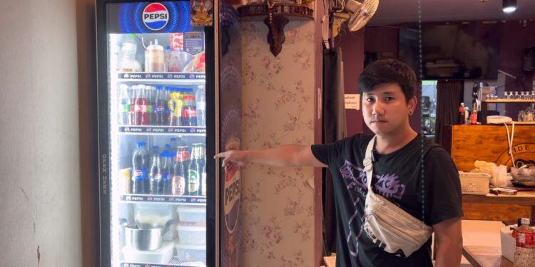 นนทบุรี วงจรปิด เจ้าของร้านสเต็กเดือด โพสต์เตือนภัย 2 คนร้ายทำทีเป็นลูกค้าเปิดตู้แช่ขโมยเบียร์5ขวดลอยนวล