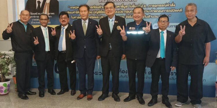 โรงแรมรายาแกรนด์จังหวัดนครราชสีมา ว่าที่ร้อยตรี ดร. ถวัลย์ รุยาภรณ์เลขาธิการเนติบัณฑิตยสภา อดีตนายกสภาทนายความ ไปเปิดอบรม เสริมทักษะทนายความเรื่อง เทคนิคและวิธีการเขียนคำให้การแก้ข้อกล่าวหา ในชั้นป.ป.ช และการ เขียนคำให้การจำเลย บัญชีชี้ช่อง คำร้องคำแถลงปิดคดี ในศาลคดีอาญาทุจริตและประพฤติมิชอบ โดบมีนายพรเทพ เจริญพงษ์อนันต์ประธานสภาทนายความจังหวัดนครราชสีมา ให้การต้อนรับมีทนายความเข้าฟังกว่า 300 คน