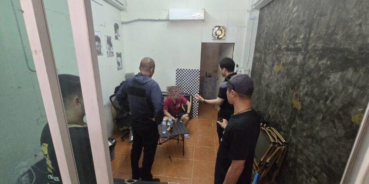 ศปอส.ภ.6 จับกุมเครือข่ายแก๊งคอลเซ็นเตอร์ปลอมเป็นเจ้าหน้าที่ตำรวจ ตุ๋นเหยื่อเสียหายมูลค่า 2 ล้านกว่าบาท