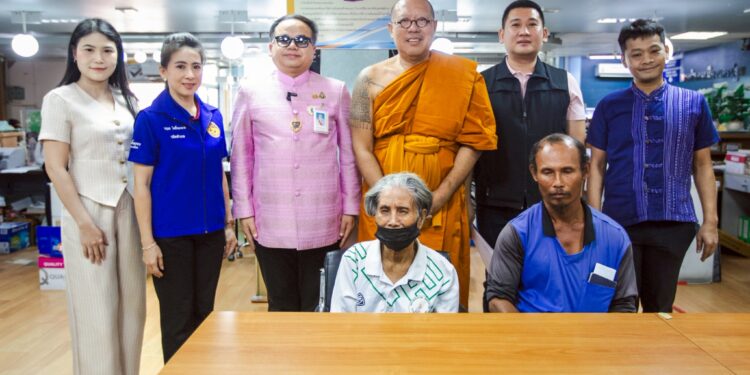 คุณยายนกแก้ว หญิงตาบอด วัย 70 ปี หลั่งน้ำตา รับบัตรประจำตัวใบแรกในชีวิต หลวงพี่น้ำฝน, นายอำเภอเมืองนครปฐม สานฝันเป็นจริง รับสิทธิรักษาดวงตา