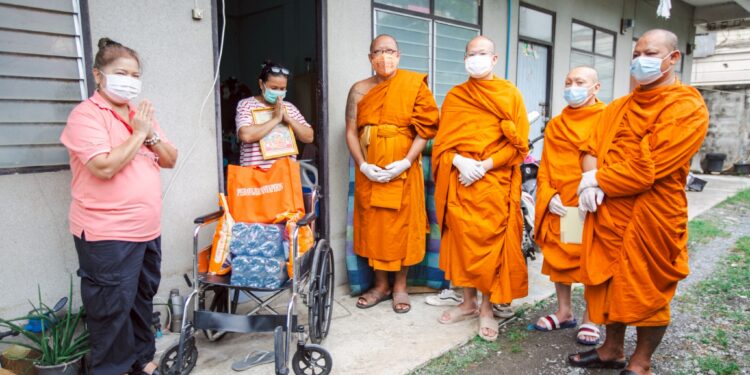 ยึดหลัก บวร วัดไผ่ล้อมพระอารามหลวง วัดไร่ขิงพระอารามหลวง ประสานโรงพยาบาลสามพรานช่วยคุณยายนกเอี้ยง ผู้ป่วยติดเตียง