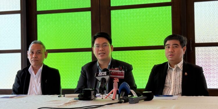 ไวยาวัจกรวัดฝ่ายกฎหมายวัดเครือวัลย์ ตั้งโต๊ะชี้แจงกานดำเนินคดีกับอดีตไวยาวัจกร ยักยอกเงินวัด 56 ล้านบาท ตรวจสอบประวัติย้อนหลัง 10 ปี พบปลอมลายมือชื่อเจ้าอาวาส 240 ครั้ง ด้านเจ้าอาวาสยอมรับเสียใจ ผิดหวังที่ไว้ใจคนใกล้ตัว